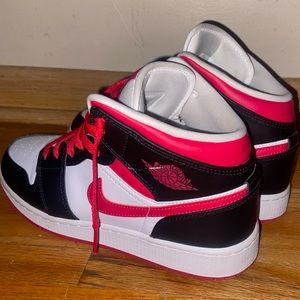 Very Berry Jordan 1 Mids ❤️